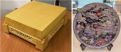 대통령실은 이재명 대통령이 1일 시진핑 중국 국가주석에게 선물한 '본비자 바둑판'과 '나전칠기 자개원형쟁반'을 공개했다. 연합뉴스