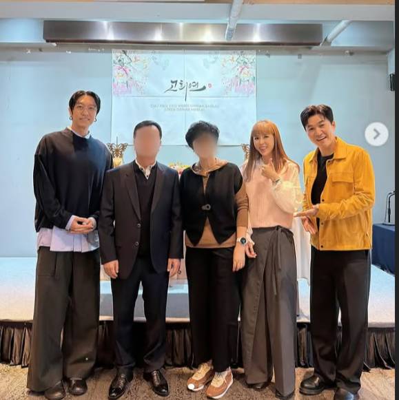 그룹 코요태가 신지 아버지 고희연에 모두 참석해 끈끈한 의리를 자랑했다./사진=신지 SNS