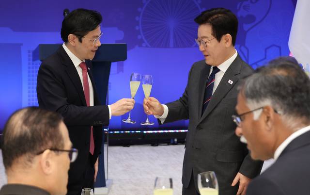 이재명 대통령(가운데 오른쪽)과 로런스 웡 싱가포르 총리가 2일 용산 대통령실에서 열린 공식오찬에서 건배하고 있다. 연합뉴스