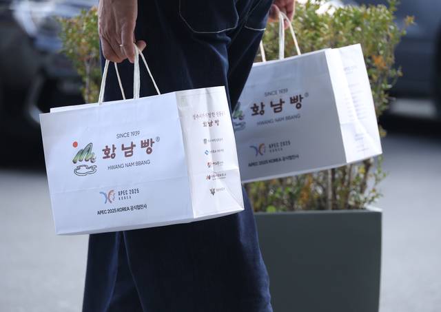 1일 경주 아시아태평양경제협력체(APEC) 정상회의 공식 협찬사인 황남빵 본점에서 시민들이 구매한 황남빵을 들고 이동하고 있다. 앞서 시진핑 중국 국가주석이 APEC 정상회의 참석차 방한한 뒤 이재명 대통령에게 선물 받은 황남빵을 먹고 “맛있게 먹었다”고 직접 감사의 뜻을 표한 것으로 알려져 황남빵이 주목받고 있다. 연합뉴스