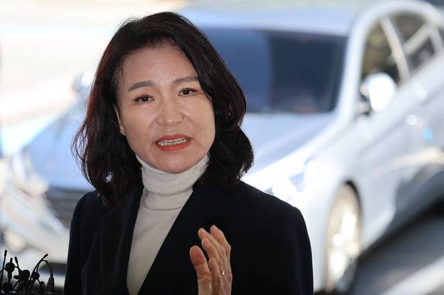 이진숙 전 방송통신위원장이 27일 오후 서울 영등포구 영등포경찰서에서 공직선거법·국가공무원법 위반 혐의 조사를 위해 출석하며 발언하고 있다. 뉴시스