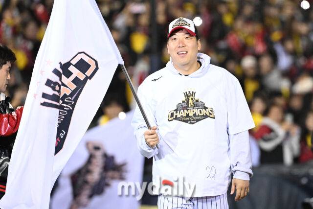 1일 서울 잠실야구장에서 열린 프로야구 LG 트윈스의 2025 한국시리즈 우승 세리머니 팬 감사 행사 '더 리턴 오브 챔피언스'(The Return of Champions)'. 김현수가 그라운드를 돌며 인사를 하고 있다./잠실=한혁승 기자 hanfoto@mydaily.co.kr