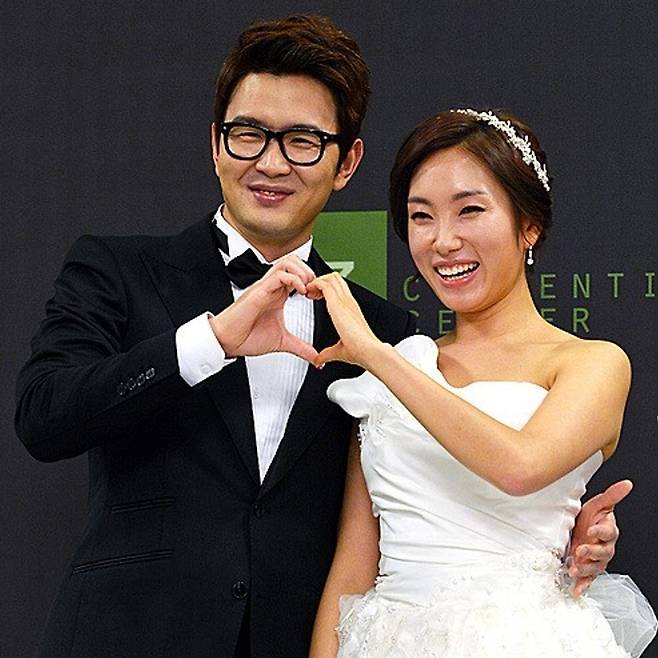개그맨 윤형빈과 개그우먼 정경미가 2013년 2월 22일 오후 서울 영등포구 63시티 그랜드볼룸에서 열린 '결혼 기자회견'에서 포토타임을 갖고 있다. 뉴시스
