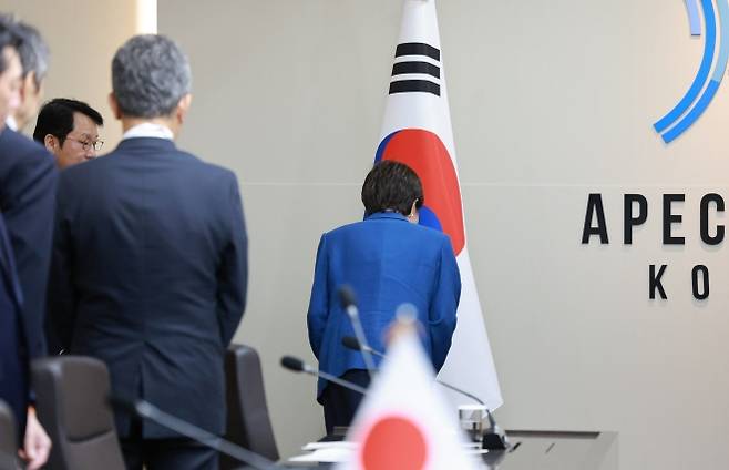 태극기에 예를 표하는 일본 총리 - 다카이치 사나에 일본 총리가 30일 경북 경주 APEC 정상회의장에서 열린 이재명 대통령과의 한일 정상회담에서 기념촬영 후 자리로 향하기 전 태극기에 예를 표하고 있다. 경주 연합뉴스