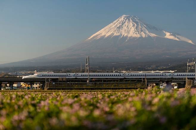 일본 후지산이 멀리 보이는 신칸센 노선. 123rf