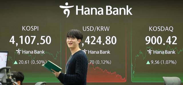 코스피가 사흘째 올라 사상 첫 4100대에서 장을 종료한 31일 서울 하나은행 본점 딜링룸에서 직원들이 업무를 보고 있다. 이날 코스피는 전장보다 20.61포인트(0.50%) 오른 4107.50에 장을 마쳤고 코스닥지수는 전장보다 9.56포인트(1.07%) 오른 900.42에 거래를 마쳤다. 연합뉴스