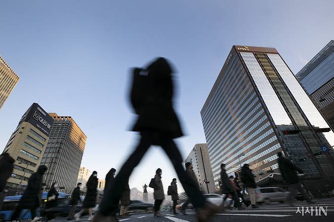 2016년 ‘트렌드 예언서’에서 시작된 ‘영포티’는 최근 세대 간 혐오의 언어로 부상했다. ⓒ시사IN 이명익