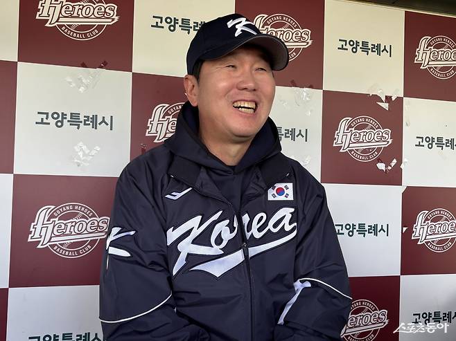 2일 고양국가대표야구훈련장에서 야구국가대표팀이 첫 훈련을 진행했다. 류지현 야구국가대표팀 감독이 2일 고양국가대표야구훈련장에서 진행된 대표팀 공식 훈련에 앞서 취재진과 인터뷰를 하고 있다. 고양|강산 기자 posterboy@donga.com