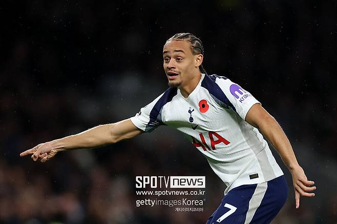 ▲ 손흥민의 등번호를 이어받은 사비 시몬스가 아직까지는 기대에 미치는 활약을 보여주지 못하고 있다. 리그 6경기 동안 데뷔골을 터뜨리지 못하고 있다. 유럽챔피언스리그와 EFL컵까지 합쳐 도합 11경기를 뛰었으나 득점 소식을 전하지 못했다.