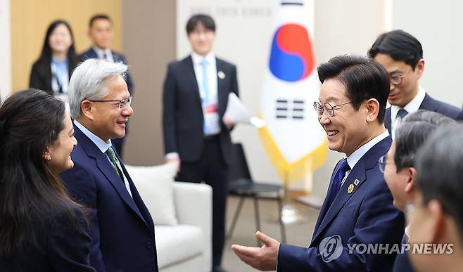 젠슨 황 대표 맞이하는 이재명 대통령 (경주=연합뉴스) 김도훈 기자 = 이재명 대통령이 31일 APEC 정상회의장인 경주화백컨벤션센터에서 면담을 위해 젠슨 황 엔비디아 최고경영자와 그의 딸을 맞이하고 있다. 2025.10.31 superdoo82@yna.co.kr