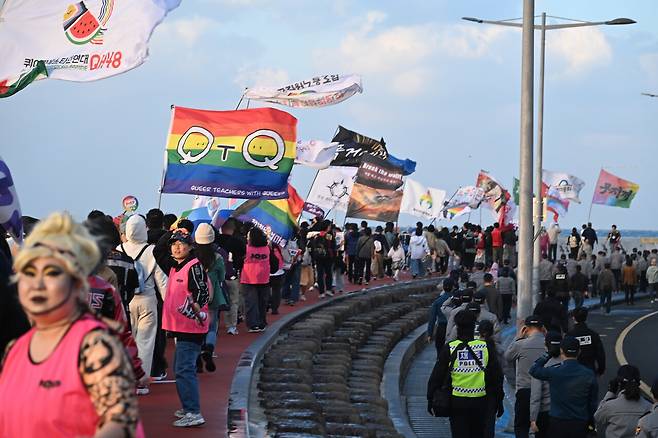 제주퀴어프라이드 조직위원회는 지난 1일 제주시 동문로터리 일대에서 '돌, 바람, 퀴어 : 돌 같은 저항으로 바람 같은 연대로'를 주제로 퀴어프리이드를 개최했다고 3일 밝혔다.