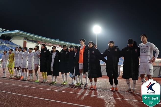 포항 선수단이 김천전에서 승리한 뒤 단체 세리머니를 펼치고 있다. 사진 | 한국프로축구연맹