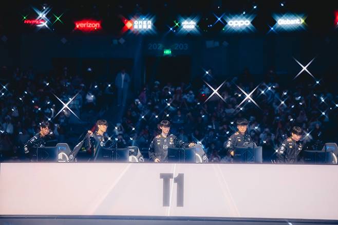 T1이 31일(한국시간) 중국 상하이 메르세데스-벤츠 아레나에서 열린 ‘2025 LoL 월드챔피언십(롤드컵)’ 8강 AL전을 준비하고 있다. 사진 | 라이엇 게임즈