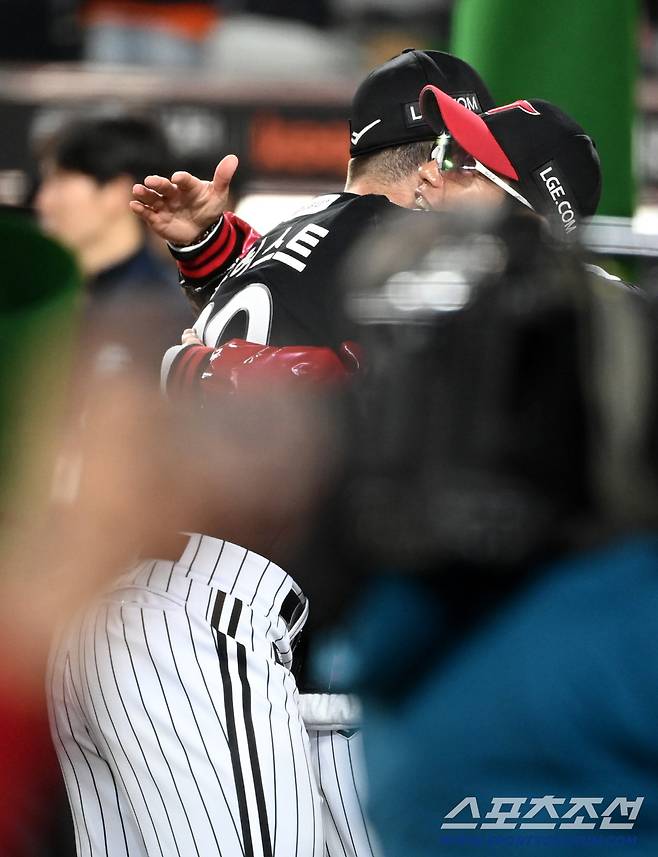31일 대전 한화생명볼파크에서 열린 LG와 한화의 한국시리즈 5차전. LG가 승리하며 한국시리즈 우승을 차지했다. 염경엽 감독과 포옹을 하는 톨허스트의 모습. 대전=허상욱 기자wook@sportschosun.com/2025.10.31/