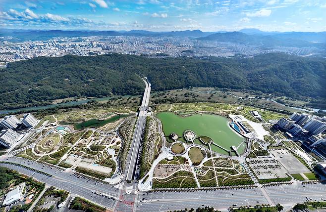 하늘에서 바라 본 대전 서구 도안동과 유성구 원신흥동 일대에 조성된 갑천생태호수공원 전경. /신현종 기자