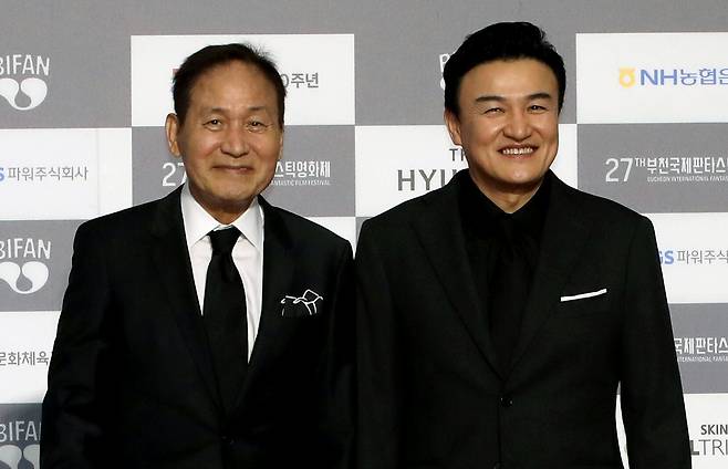 배우 안성기(왼쪽), 박중훈이 지난 2023년 6월 29일 경기 부천시 부천시청 잔디광장에서 열린 제27회 부천국제판타스틱영화제 개막식 레드카펫 행사에 참석하고 있다. /뉴스1