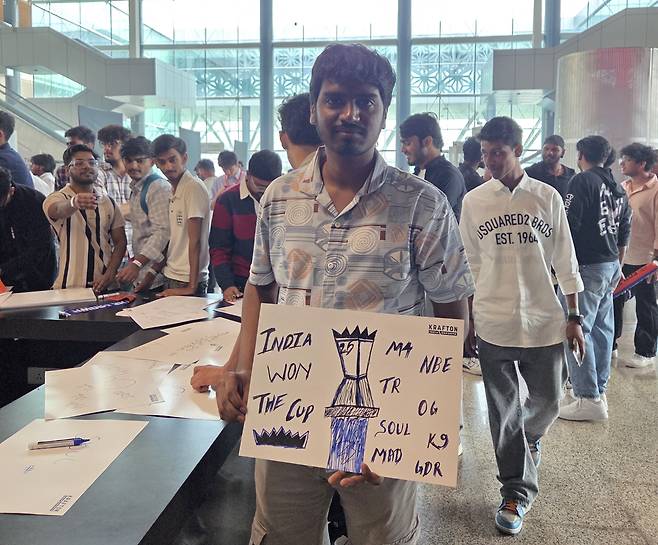 직장인 쿠마르(27)씨가 자신이 응원하는 팀을 위해 만든 피켓을 들고 있다. 쿠마르씨는 "2018년부터 이 게임을 즐겼다. BGMI는 언제나 나의 베스트 게임"이라고 했다./최아리 기자