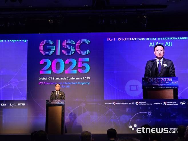 손승현 TTA 회장이 3일 서울 양재 엘타워에서 개막한 GISC 2025에서 개회사를 하고 있다.