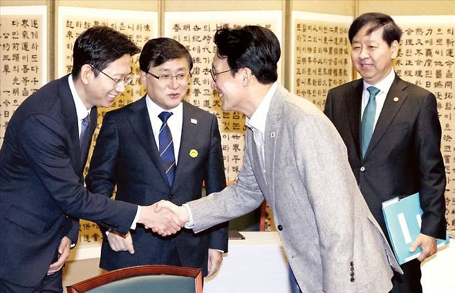 < NDC 논의한 ‘3+α’회의 > 김민석 국무총리가 2일 서울 삼청동 총리공관에서 열린 ‘3+α’ 회의에서 참석자들과 인사하고 있다. 왼쪽부터 배경훈 부총리 겸 과학기술정보통신부 장관, 김성환 기후에너지환경부 장관, 김 총리, 구윤철 부총리 겸 기획재정부 장관. 뉴스1