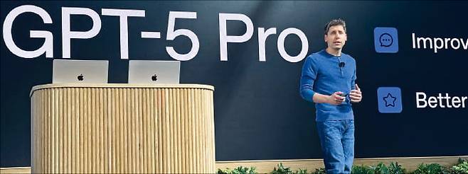 샘 올트먼 오픈AI 최고경영자(CEO)는 지난 6일 연례 개발자 콘퍼런스에서 “챗GPT 주간 활성이용자가 8억 명을 돌파했다”고 발표했다. AFP연합뉴스