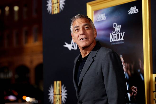 할리우스 스타 조지 클루니가 지난달 23일(현지시간) 미국 캘리포니아주 로스앤젤레스에서 열린 영화 <제이 켈리> 시사회에 참석하고 있다. 로이터연합뉴스