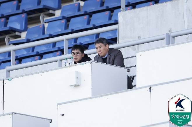 광주 FC 이정효 감독(사진 왼쪽). 사진=한국프로축구연맹