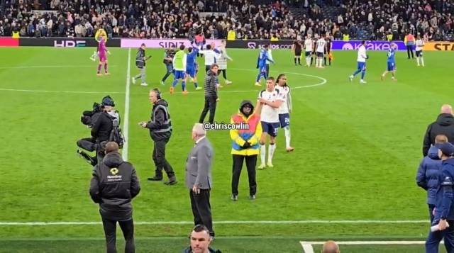 진짜 문제는 경기 후였다. 경기력이 좋지 않을 수 있다. 그러나 이후의 태도가 그들의 현재 상황을 알려준다. 토트넘이 그랬다. 미키 반더벤과 제드 스펜스는 토마스 프랑크 감독을 외면, 곧바로 경기장을 벗어났다. 사진=Chris Cowlin