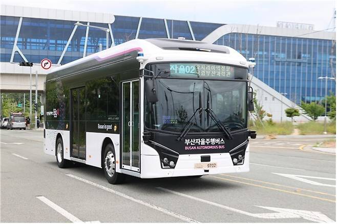 3일 오후 11시30분부터 부산 동래구 내성교차로~해운대구 중동 간선급행버스(BRT) 구간에서 시범운영을 시작하는 자율주행버스. 부산시 제공