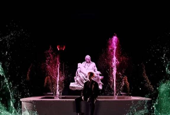 노마 선생은 BTS의 ‘피 땀 눈물’ 뮤직비디오(뮤비)를 ‘한 편의 단편영화’로 평가하며 “영상 속에서 가사와 음악, 소리와 빛이 혼연일체로 변용해 나가는 K-팝 뮤비가 이뤄낸 하나의 금자탑”이라고 평가했다. 유튜브 채널 HYBE LABELS 캡처