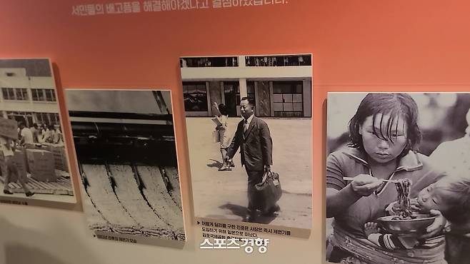과거 대한민국에서 한끼를 해결하기 먹었던 ‘꿀꿀이죽(우측)’. 이 죽에서 대한민국 라면의 역사는 시작되었다. 라면의 역사는 그래서 ‘울림이 크다’. 세계에서 가장 맛있다는 평가를 받고 있는 K-푸드. 그 성장통은 하늘에서 뚝하고 떨어진 것이 아닌 것이다. 사진 | 손재철기자