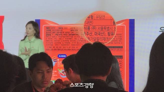 통상적으로 모든 라면에는 단가가 낮은 미국산 팜유가 들어간다. 팜유로 튀겨 만든 라면이 대다수다. 우지유는 팜유보다 단가가 높고, 고급 식재료유 중 하나다. 사진 | 손재철기자
