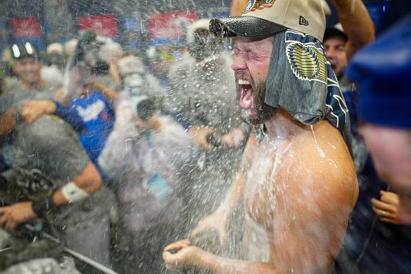 LA 다저스 클레이튼 커쇼가 2일 월드시리즈에서 우승한 뒤 클럽하우스에서 샴페인을 뿌리며 동료들과 기쁨을 나누고 있다. 게티이미지