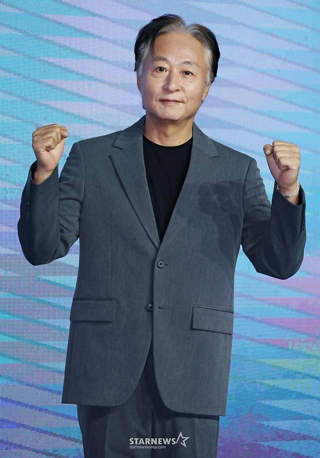 배우 김종수가 3일 오전 서울 여의도 콘래드호텔에서 진행된 디즈니+ 오리지널 시리즈 '조각도시' 제작발표회에 참석해 포즈를 취하고 있다. '조각도시'는 평범한 삶을 살던 주인공은 어느 날 흉악한 범죄에 휘말려 감옥에 갇히고, 이 모든 상황이 한 인물로부터 계획됐다는 사실을 알게 되면서 그를 위한 복수를 시작하는 범죄 액션 시리즈로 오는 5일 공개된다. /2025.11.03 /사진=이동훈 photoguy@