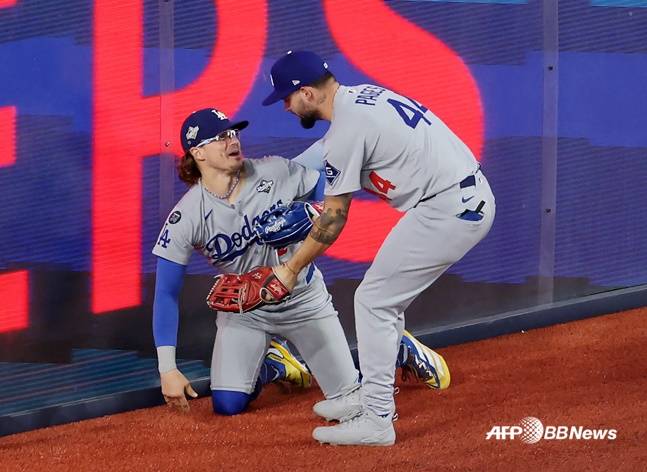 LA 다저스 키케 에르난데스(왼쪽)가 2일(한국시간) 열린 2025 MLB 월드시리즈 7차전에서 9회말이 종료된 후 놀란 표정을 짓고 있다. /AFPBBNews=뉴스1