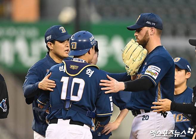 19일 오후 서울 송파구 잠실야구장에서 열린 '2024 신한 SOL Bank KBO리그' NC 다이노스와 두산 베어스의 경기, 4회말 2사 1루 NC 김수경 투수코치가 마운드를 방문해 선발투수 카스타노와 이야기를 나누고 있다. 엑스포츠뉴스 DB