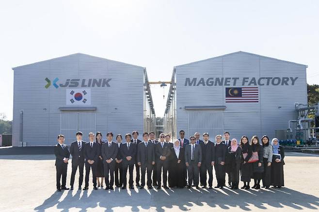 3일 제이에스링크 예산공장을 방문한 틍쿠 자프룰 아지즈 말레이시아 국제통상산업부 장관과 임직원들이 단체사진을 찍고 있다.