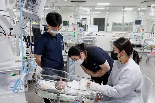 임신 22주 4일 만에 410그램으로 태어난 초극소 저체중 이른둥이. 사진=세종충대병원 제공.