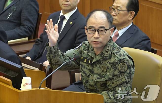 지난 2월 6일 서울 종로구 헌법재판소에서 열린 윤석열 대통령 탄핵 심판 6차 변론기일에 증인으로 나온 곽종근 전 특전사령관이 질문에 답하고 있는 모습. (헌법재판소 제공) 2025.2.6/뉴스1
