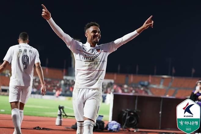 포항 주닝요가 김천전에서 득점한 뒤 환호하고 있다. 사진 | 한국프로축구연맹
