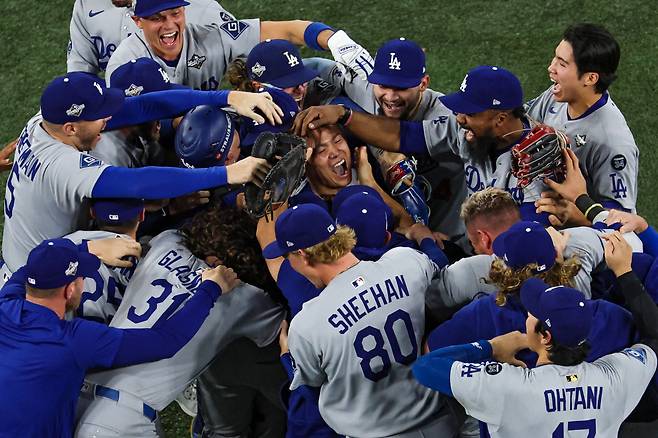 TORONTO, ONTARIO - NOVEMBER 02: Pitcher Yoshinobu Yamamoto #18 of the Los Angeles Dodgers (R) celebrates with teammates after defeating the Toronto Blue Jays, 5-4, in game seven of the 2025 World Series at Rogers Center on November 02, 2025 in Toronto, Ontario. Patrick Smith/Getty Images/AFP (Photo by Patrick Smith / GETTY IMAGES NORTH AMERICA / Getty Images via AFP)
<저작권자(c) 연합뉴스, 무단 전재-재배포, AI 학습 및 활용 금지>