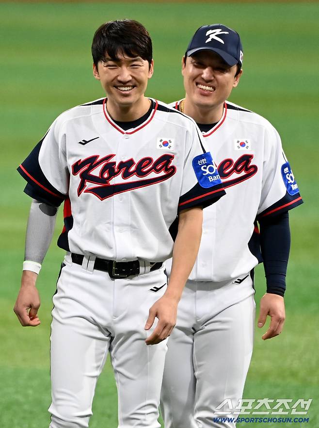 대한민국 야구대표팀이 4일 고척스카이돔에서 훈련을 가졌다. 박해민과 박동원이 워밍업을 하고 있다. 고척=허상욱 기자wook@sportschosun.com/2025.11.04/