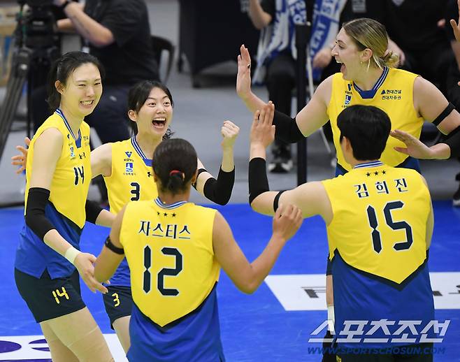 4일 수원체육관에서 열린 V리그 현대건설-IBK기업은행전. 현대건설 김다인, 양효진 등 선수들이 공격 성공 후 기뻐하고 있다. 수원=정재근 기자 cjg@sportschosun.com/2025.11.4/
