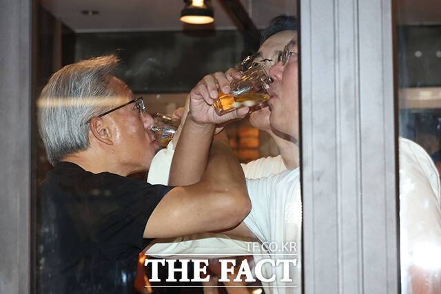 젠슨 황 엔비디아 CEO(왼쪽부터)와 이재용 삼성전자 회장, 정의선 현대차그룹 회장이 지난달 30일 서울 강남구 삼성동의 한 깐부치킨 매장에서 '소맥 러브샷'을 하고 있다. /서예원 기자