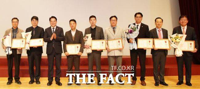 최대호 안양시장(왼쪽 3번째)이 관내우수기업에게 인증서를 수여하고 기념촬영을 하고 있다. /안양시