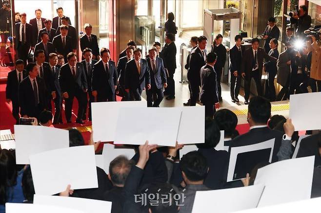 국민의힘 의원들이 4일 2026년도 예산안 및 기금운용계획안 대통령 시정연설을 위해 국회 본청에 들어서고 있는 이재명 대통령을 향해 규탄의 피케팅을 하고 있다. ⓒ데일리안 홍금표 기자