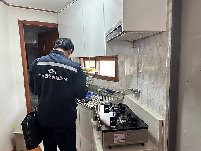 성동구는 주택법상 최저주거기준에 포섭되지 않는 주거 요인들을 파악하기 위해 자체적인 ‘위험 거처 진단 조사표 및 매뉴얼’을 개발해 공무원과 건축사들이 함께 관내 6321개에 이르는 반지하 주택을 모두 방문 조사했다. 사진 성동구청 제공