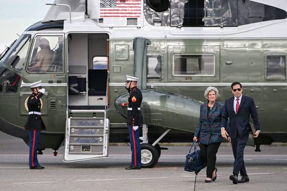 마코 루비오 미 국무장관 수지 와일스 백악관 비서실장이 지난달 29일 일본 도쿄 하네다 공항에서 한국행 전용기에 오르기 전에 나란히 걷고 있다. AFP=연합뉴스