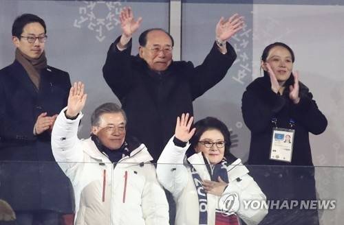 ▲ 2018년 2월 9일 평창 올림픽스타디움에서 열린 2018 평창동계올림픽 개막식에서 문재인 대통령과 김정숙 여사가 남북 단일팀 입장에 손을 흔들며 인사하고 있다. 뒤로 북한 김영남 최고인민회의 상임위원장, 김여정 북한 노동당 중앙위 제1부부장. 연합뉴스