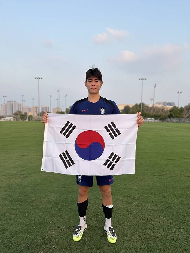 한국 17세 이하(U-17) 축구대표팀 주장 구현빈이 태극기를 펼쳐 보이며 2025 카타르 U-17 월드컵 활약을 다짐하고 있다. 임정우 기자