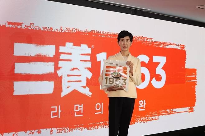 3일 서울 중구 보코서울명동호텔에서 열린 ‘삼양1963’ 출시 발표회에서 김정수 삼양식품 부회장이 신제품을 안고 기념촬영을 하고 있다. <삼양식품>